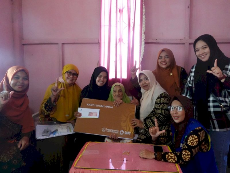 Dinas Sosial dan Pemberdayaan Perempuan dan Perlindungan Anak (Dinsos P3A) turun langsung menembus pelosok untuk memastikan para lansia yang tidak mampu hadir karena kondisi kesehatan tetap mendapatkan hak pelayanan. @Jejakfakta/dok. Istimewa