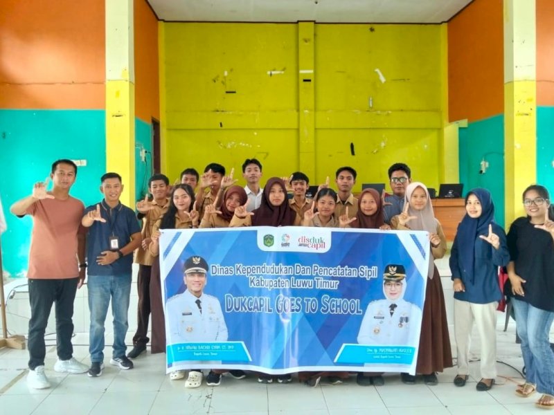 Dukcapil Kabupaten Luwu Timur menghadirkan inovasi layanan publik langsung ke sekolah melalui program &ldquo;Dukcapil Goes To School&rdquo;, di SMAN 2 Luwu Timur, Kecamatan Wotu, Jumat (7/11/2025). @Jejakfakta/dok. Istimewa