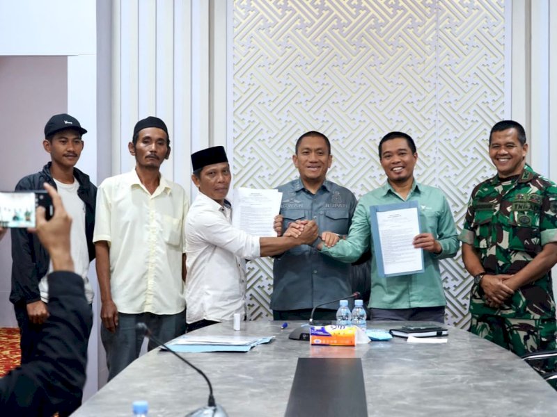 Bupati Luwu Timur, Irwan Bachri Syam, memimpin rapat sekaligus menyaksikan penandatanganan berita acara kesepakatan kompensasi di Ruang Rapat Kantor Bupati, Jumat (07/11/2025). @Jejakfakta/dok. IKP-Humas/Kominfo-SP