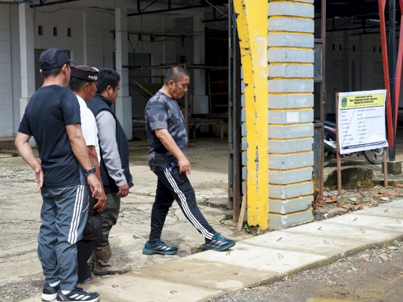 Bupati Luwu Timur, Irwan Bachri Syam, meninjau langsung pengerjaan drainase di kawasan Pasar Malili, Sabtu (08/11/2025). @Jejakfakta/dok. IKP-Humas/Kominfo-SP