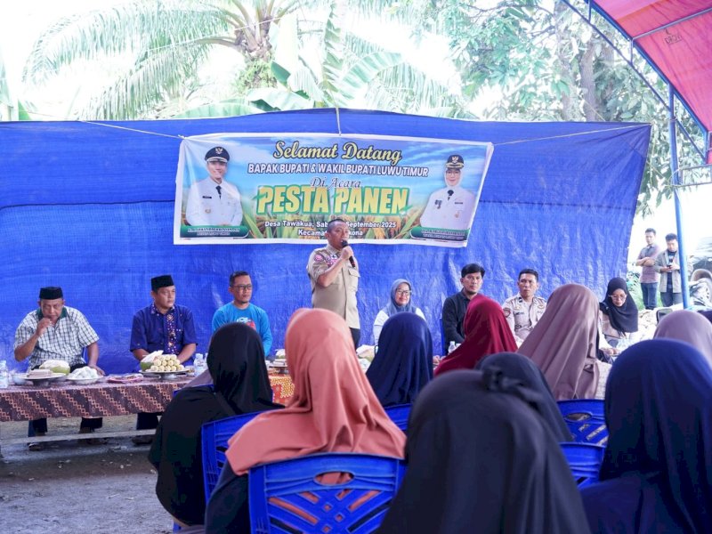 Bupati Luwu Timur, Irwan Bachri Syam, menghadiri acara Pesta Panen di Desa Tawakua, Kecamatan Angkona, Sabtu (08/11/2025). @Jejakfakta/dok.  IKP-Humas/Kominfo-SP