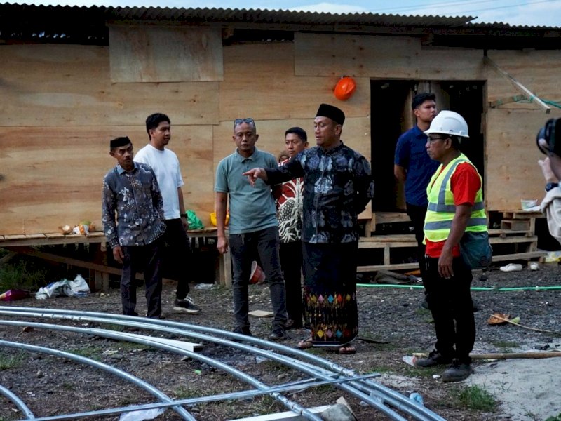 Bupati Luwu Timur, Irwan Bachri Syam, meninjau Proyek pembangunan Islamic Center, Ahad (09/11/2025). @Jejakfakta/dok. IKP Humas/Kominfo-SP
