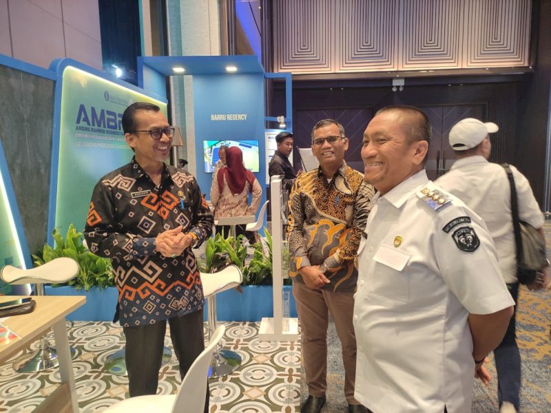 Bupati Luwu Timur, Irwan Bachri Syam, menghadiri acara Angin Mammiri Business Fair dan South Sulawesi Investment Forum Tahun 2025 yang berlangsung di Sandeq Ballroom Hotel Claro Makassar, Rabu (12/11/2025). @Jejakfakta/dok. KP-Humas/Kominfo-SP