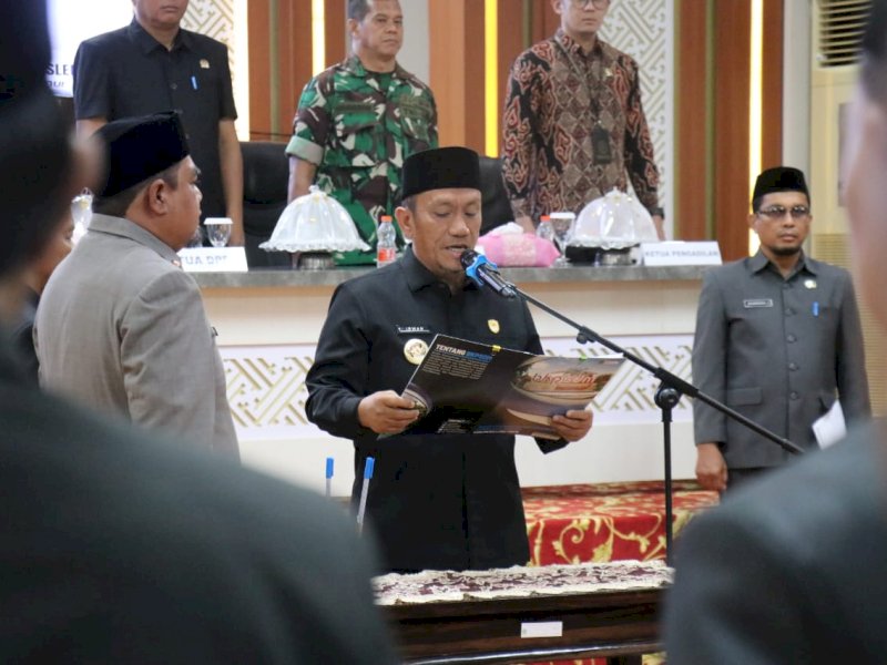 Bupati Luwu Timur, Irwan Bachri Syam, secara resmi melantik dan mengambil sumpah Pejabat Pimpinan Tinggi Pratama, Administrator, Pengawas, dan Fungsional di lingkungan Pemerintah Kabupaten Luwu Timur, di Aula Sasana Praja Kantor Bupati Luwu Timur, Kamis (13/11/2025). @Jejakfakta/dok. ikp-humas/kominfo-sp