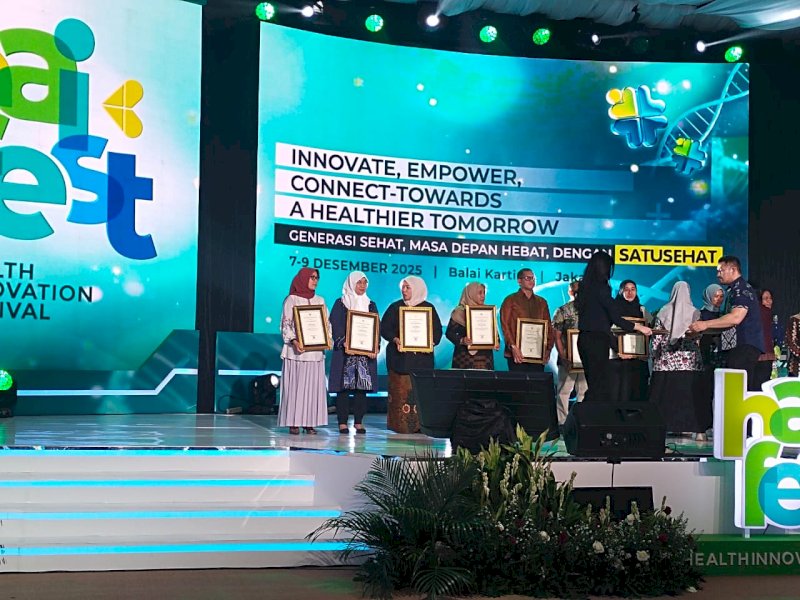 Dinas Kesehatan menerima Penghargaan Bidang Pelayanan Kesehatan Keluarga kategori Skrining Bayi Baru Lahir Terbaik pada ajang Innovate, Empower, Connect, Towards A Healthier Tomorrow 2025 di Jakarta, Rabu (10/12/2025). @Jejakfakta/dok. Humas Pemkot Makassar