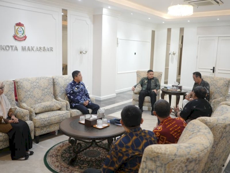 Wali Kota Makassar, Munafri Arifuddin, menerima pemaparan dari pihak Yayasan Kota Kita Surakarta terkait dua program utama, yaitu profiling masyarakat disabilitas dan pelaksanaan capacity building, di Balai Kota pada Kamis (11/12/2025). @Jejakfakta/dok. Humas Pemkot Makassar