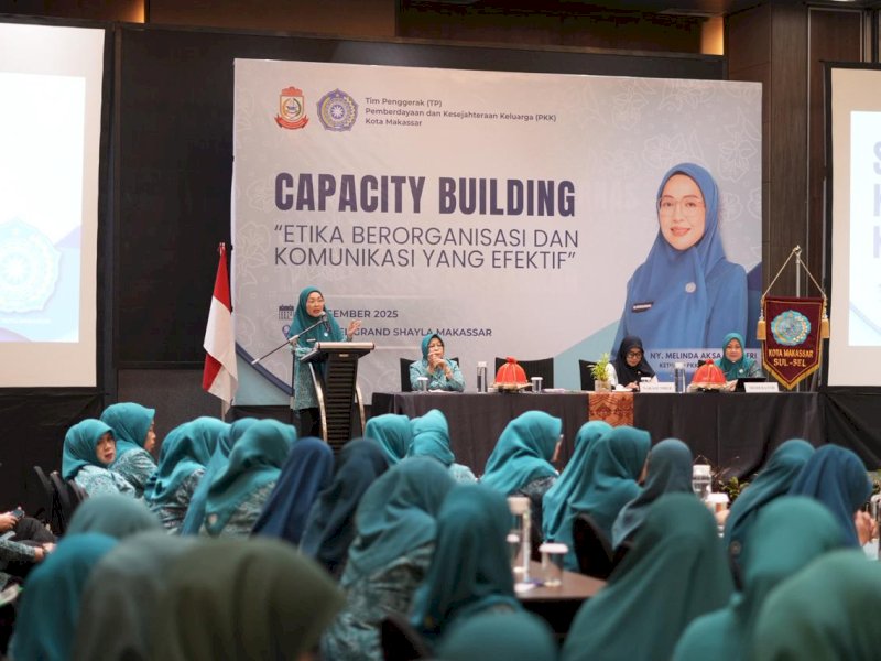 Ketua TP PKK Kota Makassar, Melinda Aksa, saat membuka kegiatan  kegiatan Capacity Building Tahun 2025 dengan tema &ldquo;Etika Berorganisasi dan Komunikasi Efektif&rdquo; di Hotel Novotel Makassar, Kamis (11/12/2025). @Jejakfakta/dok. Humas Pemkot Makassar