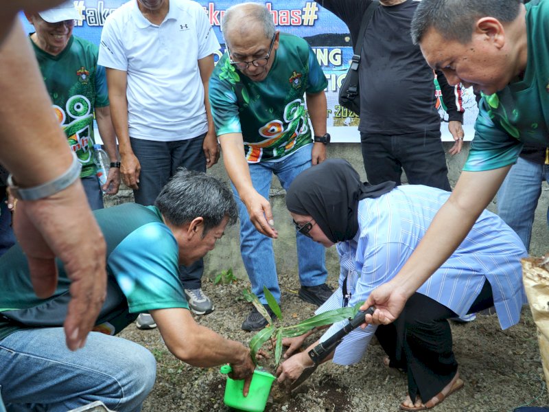 TKP-Unhas bersama Pemerintah Kabupaten Bulukumba, melaksanakan penanaman pohon di Tanjung Bira, Bulukumba, pada Minggu (14/12/2025). @jejakfaktacom/JF