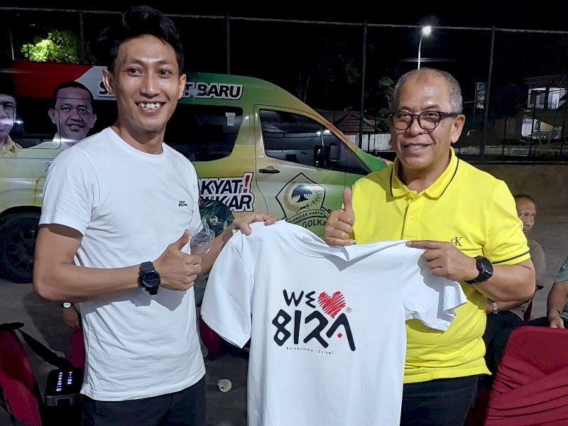 IAS menyempatkan diri bersilaturahmi dengan pelaku ekonomi kreatif (ekraf) lokal Stereotipe Indonesia, brand kaos lokal yang mengusung slogan "We Love Bira". @jejakfaktacom/JF
