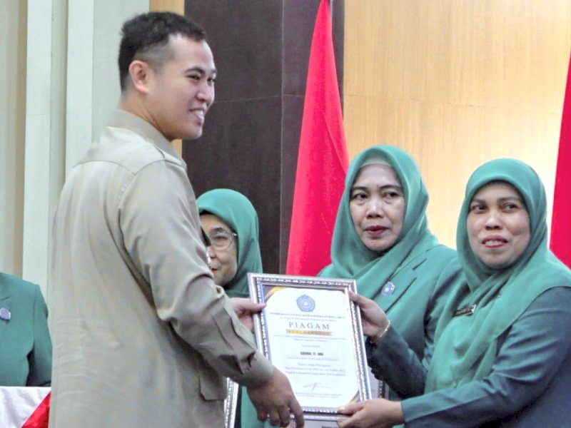 Bupati Pangkep serahkan paiagam penghargaan diperingatan HKG PKK ke-53 tingkat Kabupaten di Ruang Pola Lantai II Sekretariat Daerah Kabupaten Pangkep, Senin (15/12/2025). @jejakfaktacom/Humas Pemda Pangkep