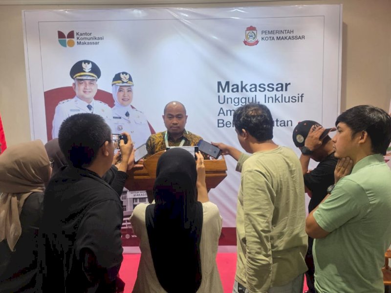 Kepala Dinas Komunikasi dan Informatika (Diskominfo) Kota Makassar, Muhammad Roem, saat memberikan keterangan pers, Kamis (11/12/2025). @Jejakfakta/dok. Humas Pemkot Makassar