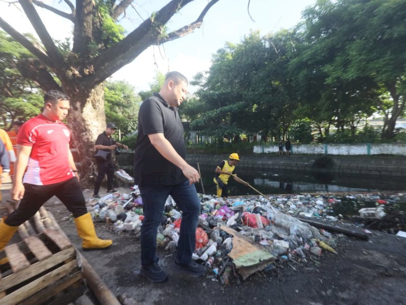 Wali Kota Makassar, Munafri Arifuddin, saat mengikuti kegiatan Jumat Bersih di area Kanal Pasar Terong dan Jalan Sawi, Jumat (12/12/2025). @Jejakfakta/dok. Humas Pemkot Makassar