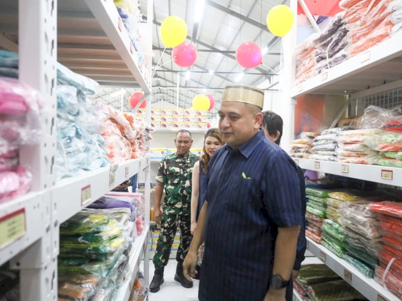 Wali Kota Makassar, Munafri Arifuddin, meresmikan pembukaan RJ Toserba dalam acara Grand Opening di Jalan Sultan Abdullah Raya, Kecamatan Tallo, Jumat (12/12/2025). @Jejakfakta/dok. Humas Pemkot Makassar