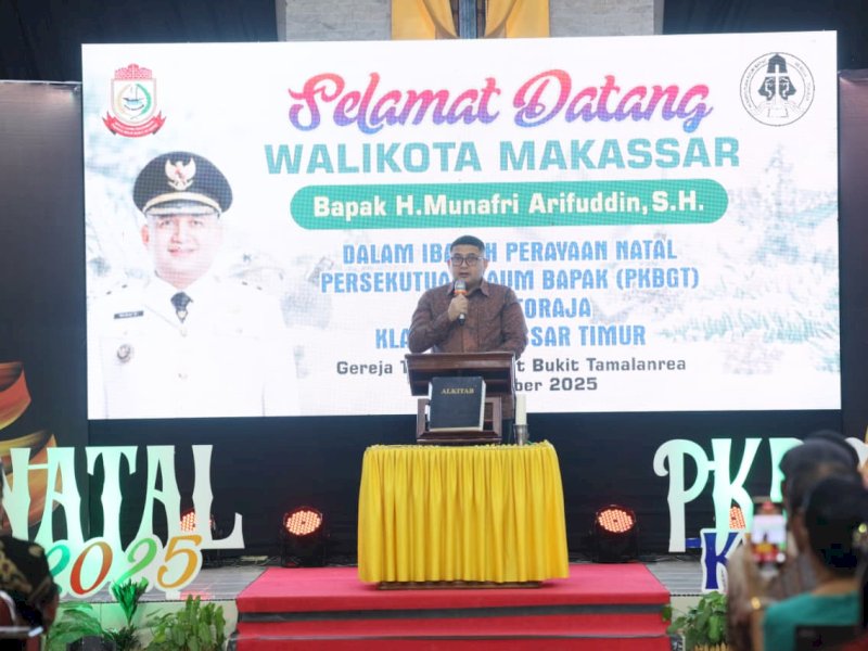 Wali Kota Makassar, Munafri Arifuddin, saat memberikan sambutan pada Perayaan Natal Persekutuan Kaum Bapak Gereja Toraja (PKBGT) Klasis Makassar Timur, di Jalan Perintis Kemerdekaan IV, Jumat (12/12/2025) malam. @Jejakfakta/dok. Humas Pemkot Makassar