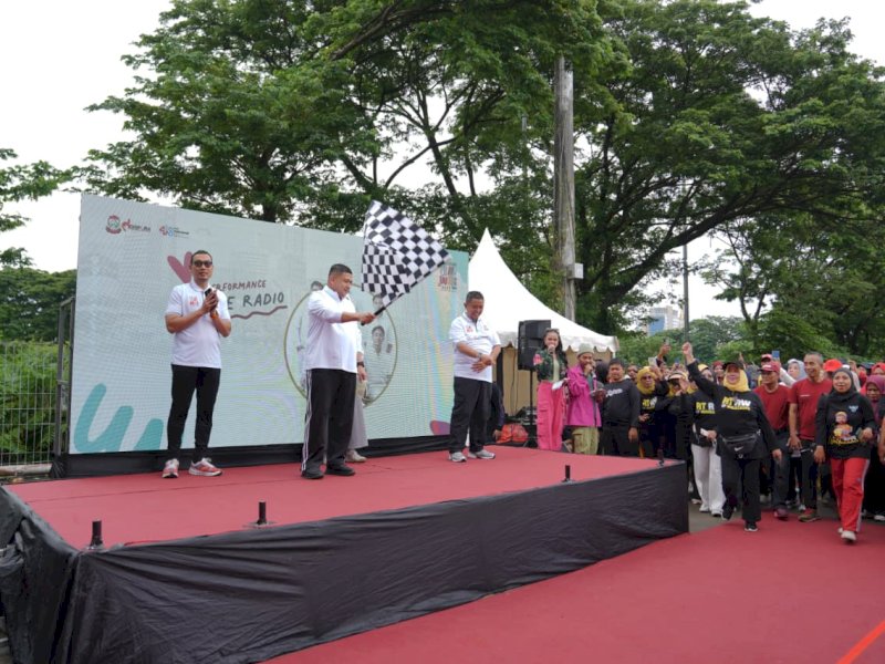 Wali Kota Makassar, Munafri Arifuddin, saat membuka Makassar Funwalk 2025  di Lapangan Karebosi, Sabtu (13/12/2025) pagi. @Jejakfakta/dok.  Humas Pemkot Makassar