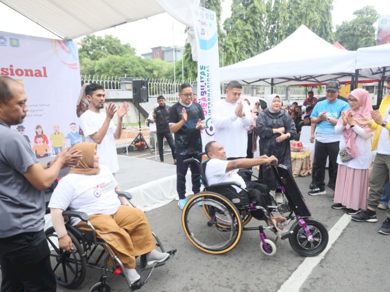 Wali Kota Makassar, Munafri Arifuddin, saat menghadiri Peringatan Hari Disabilitas Internasional (HDI) Tahun 2025 yang digelar di Pelataran Monumen Mandala, Jalan Jenderal Sudirman, Makassar, Minggu (14/12/2025). @Jejakfakta/dok. Humas Pemkot Makassar