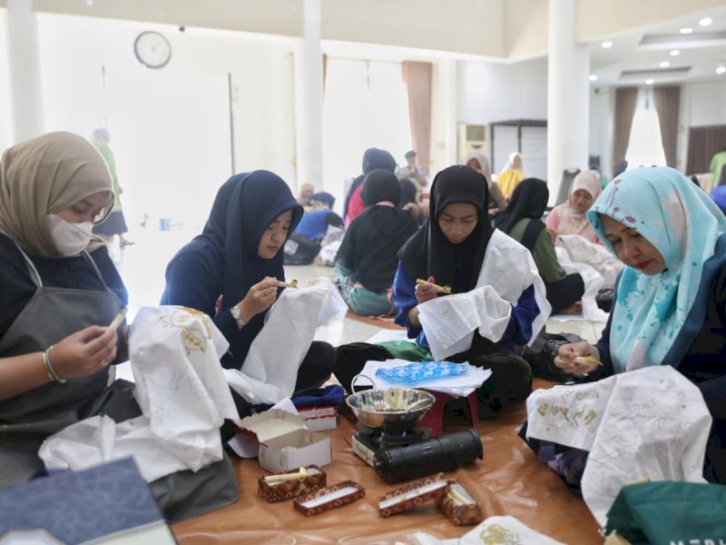 Pelatihan Batik Lontara sebagai upaya pelestarian dan pengembangan wastra khas daerah di Baruga Anging Mammiri, pada 9&ndash;12 Desember 2025. @Jejakfakta/dok. Humas Pemkot Makassar