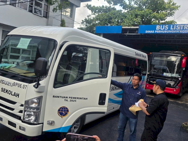 Dinas Perhubungan Kota Makassar menerima tambahan satu unit Bus Sekolah Rakyat dari Kementerian Perhubungan Republik Indonesia, dengan kapasitas 19 kursi. @Jejakfakta/dok. Istimewa