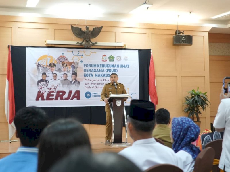 Wali Kota Makassar, Munafri Arifuddin, saat membuka Rapat Kerja Forum Kerukunan Umat Beragama (FKUB) Kota Makassar dengan tema &ldquo;Memperkuat Ekosistem dan Pemajuan Kebijakan Inklusif Daerah&rdquo; di Hotel Sultan Alauddin, Senin (15/12/2025). @Jejakfakta/dok. Humas Pemkot Makassar