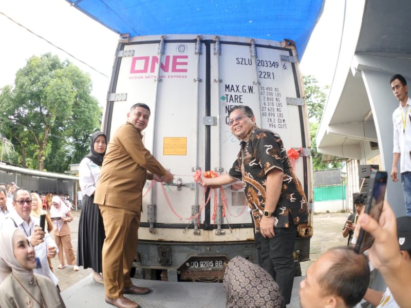 Wali Kota Makassar, Munafri Arifuddin, secara resmi melepas ekspor perdana komoditas gurita (octopus) ke Jepang oleh PT Nirvana Niaga Sejahtera (NNS), Senin (15/12/2025). @Jejakfakta/dok. Humas Pemkot Makassar
