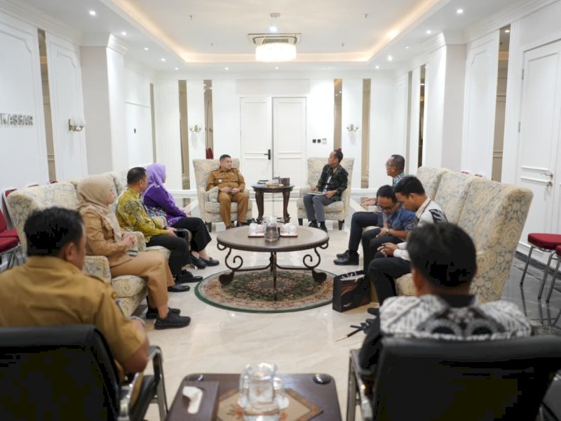 Wali Kota Makassar, Munafri Arifuddin, saat menerima Vice President Bank Mandiri Region X Sulawesi & Maluku, Panji Priasmoro, di Balai Kota Makassar, Senin (15/12/2025). @Jejakfakta/dok. Humas Pemkot Makassar
