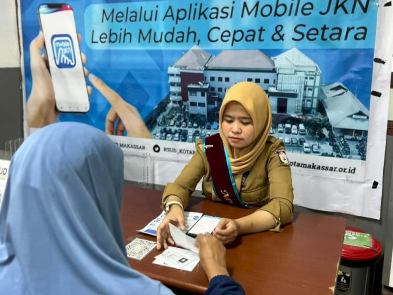 Pegawai Rumah Sakit Umum Daerah (RSUD) Daya Makassar melayani pasien. @Jejakfakta/dok. Istimewa