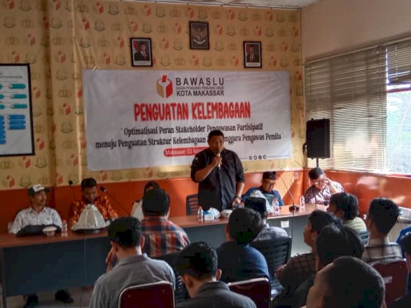 Diskusi penguatan pengawasan kelembagaan di Kantor Bawaslu Kota Makassar, Senin (3/11/2025). @Jejakfakta/Samsir