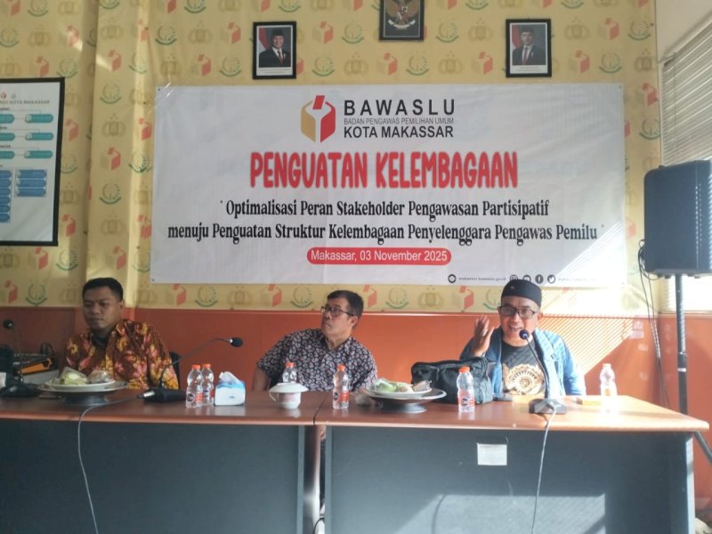 Ketua Dewan Penasehat Lembaga Advokasi dan Pendidikan Anak Rakyat (LAPAR) Sulawesi Selatan, Abdul Karim,  dalam diskusi yang digelar Bawaslu Kota Makassar, di Kantor Bawaslu Makassar, Senin (3/11/2025). @Jejakfakta/Samsir