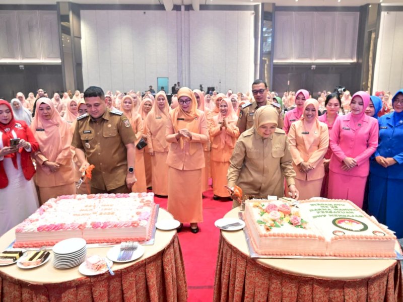 Wali Kota Makassar, Munafri Arifuddin, besama Wakil Wali Kota Makassar, Aliyah Mustika Ilham, saat memberikan sambutan pada peringatan Hari Ulang Tahun ke-26 Dharma Wanita Persatuan Kota Makassar, di Hotel Claro Makassar, Selasa (16/12/2025). @Jejakfakta/dok. Humas Pemkot Makassar