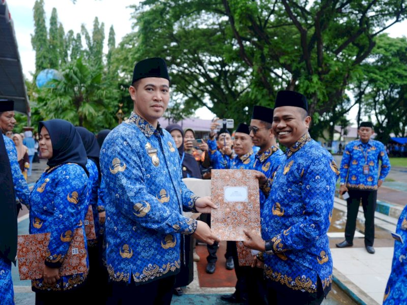 Penyerahan SK secara simbolis oleh Bupati Pangkep, Muhammad Yusran Lalogau, dalam Upacara Hari Kesadaran Nasional di Lapangan Alun-Alun Citra Mas Pangkep, Rabu (17/12/2025). @jejakfaktacom/Humas Pemda Pangkep