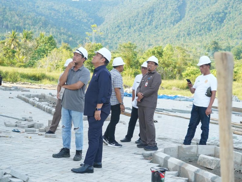 Bupati Luwu Timur, Irwan Bachri Syam, meninjau langsung progres pembangunan Rumah Sakit Gigi dan Mulut yang berlokasi di Desa Atue, Kecamatan Malili, Kamis (27/11/2025). @Jejakfakta/dok. Istimewa