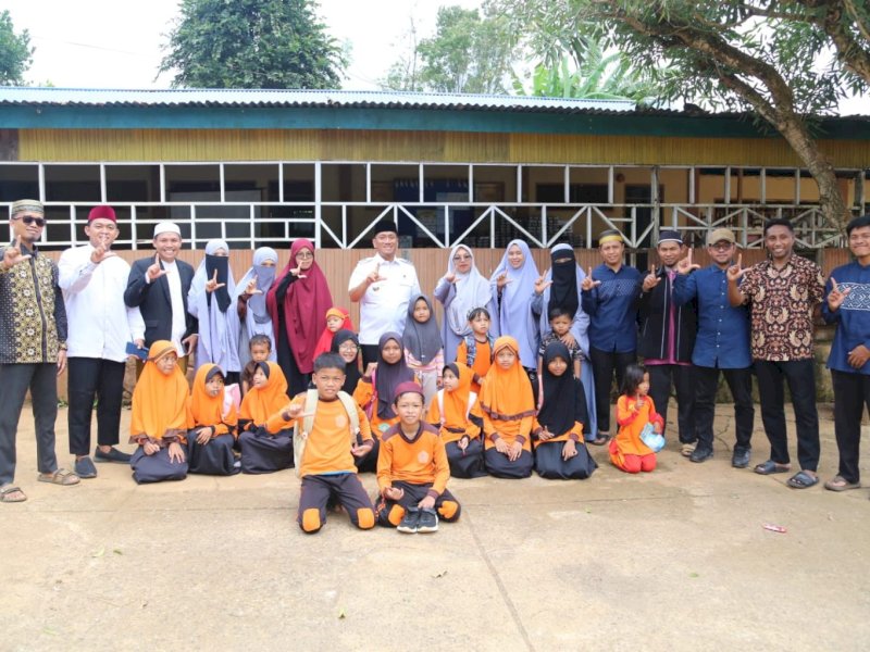 Bupati Luwu Timur, Irwan Bachri Syam, melakukan kunjungan kerja 
di Pesantren Hidayatullah Wawondula, Kecamatan Towuti, Jumat (28/11/2025). @Jejakfakta/dok. Istimewa