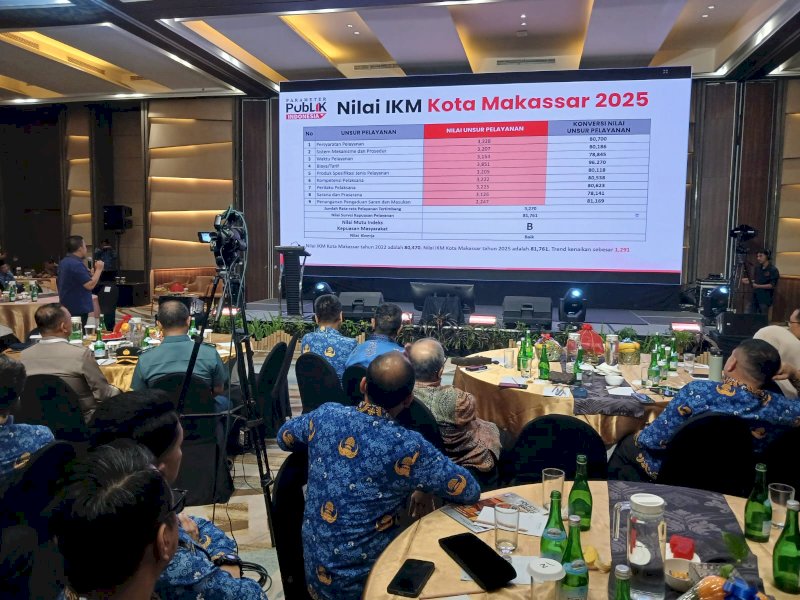 Direktur Eksekutif Parameter Publik Indonesia, Ras MD, saat  memaparkan Survei Indeks Kepuasan Masyarakat (IKM) pada Refleksi Akhir Tahun 2025 Kota Makassar, di Hotel Novotel Makassar, Rabu (17/12/2025). @Jejakfakta/dok. Istimewa 