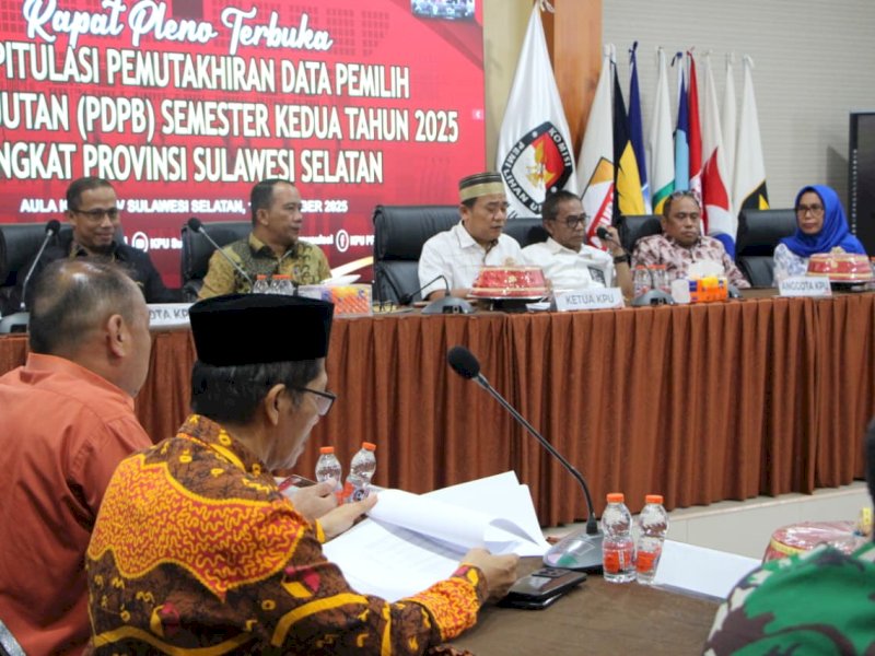 Rapat Pleno I Terbuka Rekapitulasi PDPB Semester II Tingkat Provinsi yang digelar di Aula Kantor KPU Sulsel, Jumat (12/12/2025). @Jejakfakta/dok. Istimewa