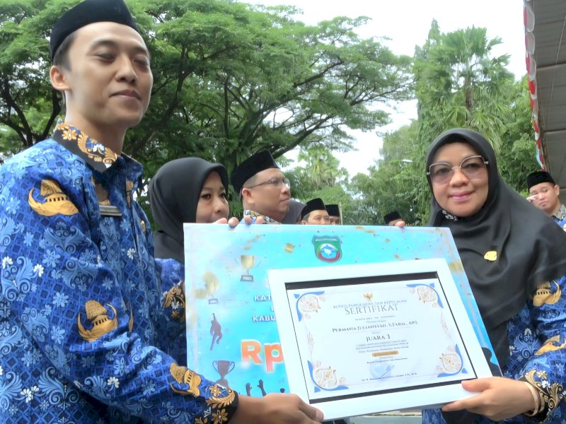 Sekretaris Daerah Kabupaten Pangkep Hj. Suriani, menyerahkan hadiah lomba inovasi daerah, di Alun-alun Citra Mas Pangkep, Rabu (17/12/2025). @jejakfaktacom/Humas Pemda Pangkep