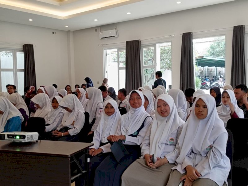 Dua siswi UPT SMPN 2 Malili, Marzaqah Adelia Nazima (kelas IX) dan Annisa Arsyfa Aspuji (kelas VII), lolos sebagai peserta Pelatihan Luring Bina Talenta Indonesia (BTI) bidang Koding dan Kecerdasan Artifisial (KKA) tingkat nasional. @Jejakfakta/dok. Istimewa