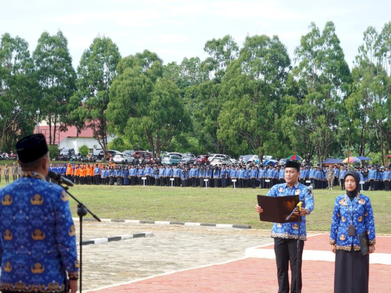 Bupati Luwu Timur, Irwan Bachri Syam, saat memimpin langsung Upacara Peringatan Hari Ulang Tahun (HUT) ke-54 Korps Pegawai Republik Indonesia (KORPRI) Tahun 2025, di Lapangan Pendidikan Malili, Senin (1/12/2025). @Jejakfakta/dok. IKP-Humas/Kominfo-SP