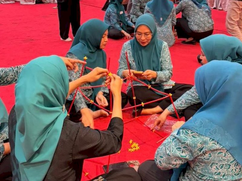 Ketua TP PKK Kabupaten Luwu Timur, dr. Ani Nurbani Irwan, M.Kes., MARS, bersama para pengurus kabupaten, menghadiri Pelatihan &ldquo;Leadership with Heart: Kecakapan Memimpin dan Berkomunikasi&rdquo; yang diselenggarakan oleh TP PKK Provinsi Sulawesi Selatan di Aula Asta Cita, Rumah Jabatan Gubernur Sulsel, Makassar, Sabtu (29/11/2025). @Jejakfakta/dok. IKP-Humas/Kominfo-SP