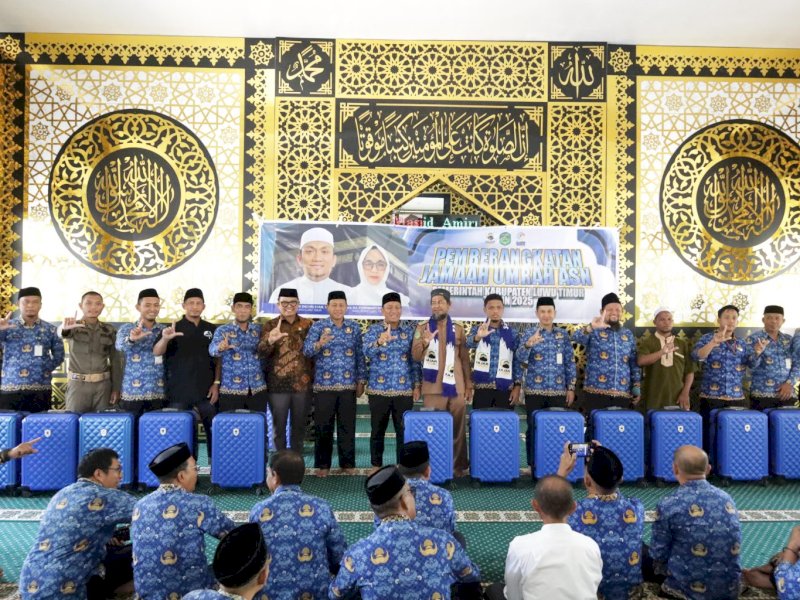 Bupati Luwu Timur, Irwan Bachri Syam, melepas para pegawai yang mendapatkan hadiah umroh, di Masjid Amirul Mukminin, Senin (01/12/2025). @Jejakfakta/dok. IKP-Humas/Kominfo-SP
