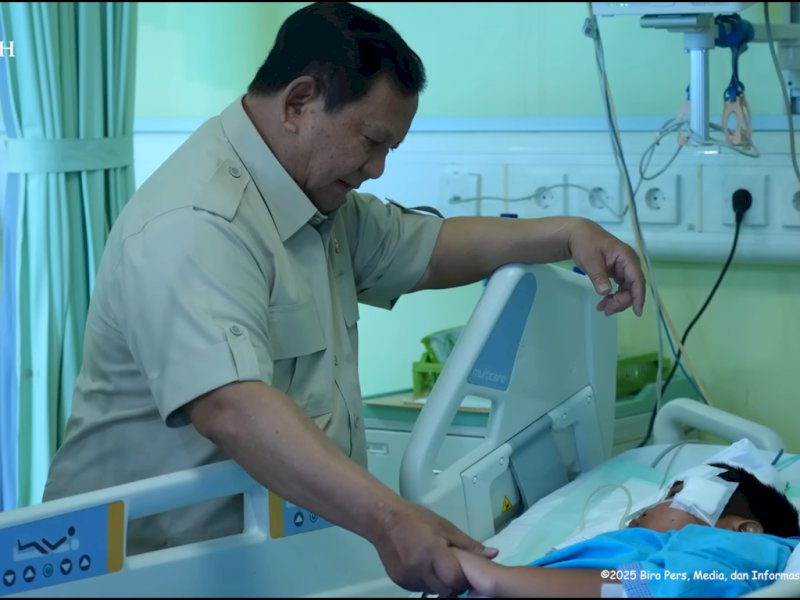 Presiden Prabowo mengunjungi korban kecelakaan mobil pengangkut MBG di SDN 01 Kalibaru, Cilincing, yang dirawat di RSUD Koja, Selasa (16/12/2025). @jejakfaktacom/Dok. Sekretaris Presiden