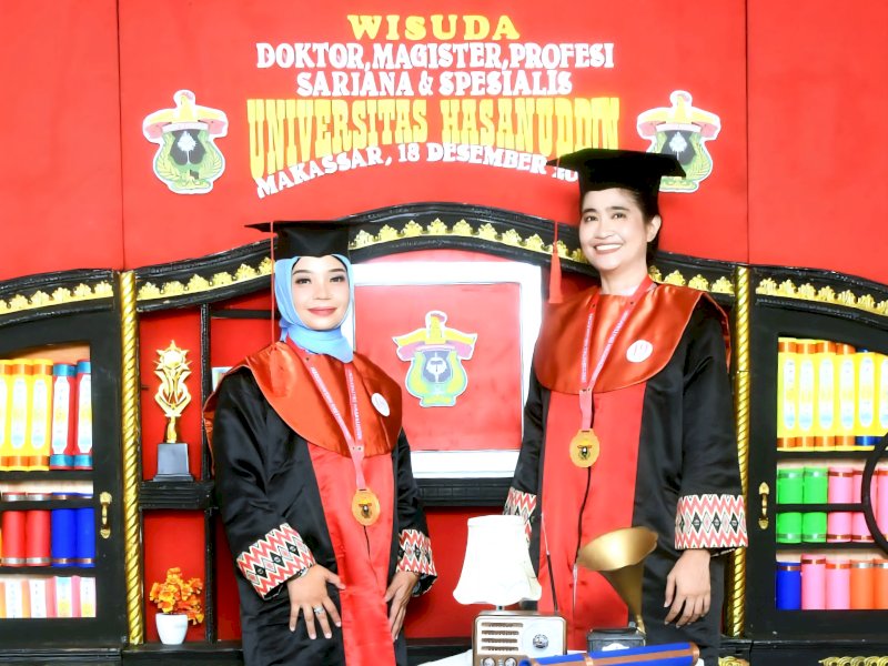 Andi Widya Warsa Syadzwina, resmi dikukuhkan sebagai Doktor Ilmu Komunikasi dalam prosesi wisuda yang digelar pada Kamis (18/12/2025). @jejakfaktaco/Istimewa