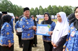 Penyerahan Hadiah Lomba Inovasi Meriahkan HUT KORPRI ke-54 Luwu Timur