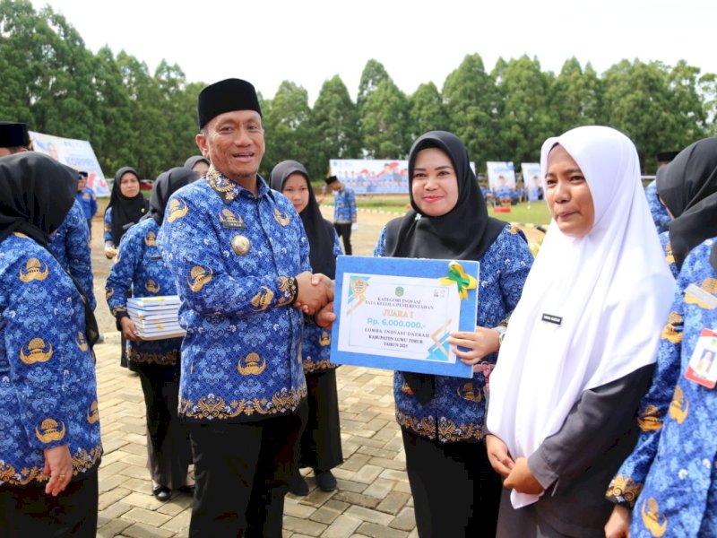 Penyerahan hadiah bagi para pemenang Lomba Inovasi Daerah oleh Bupati Luwu Timur, Irwan Bachri Syam, pada Senin (01/12/2025). @Jejakfakta/dok. IKP-Humas/Kominfo-SP
