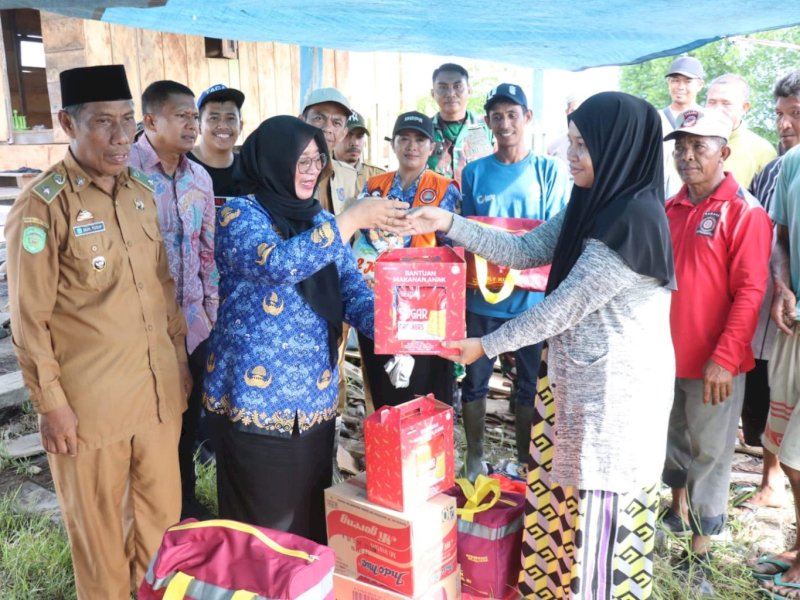 Wakil Bupati Luwu Timur, Hj. Puspawati Husler, menyalurkan bantuan kepada para korban bencana angin kencang yang melanda Kecamatan Angkona, Senin (01/12/2025). @Jejakfakta/dok. IKP-Humas/Kominfo-SP