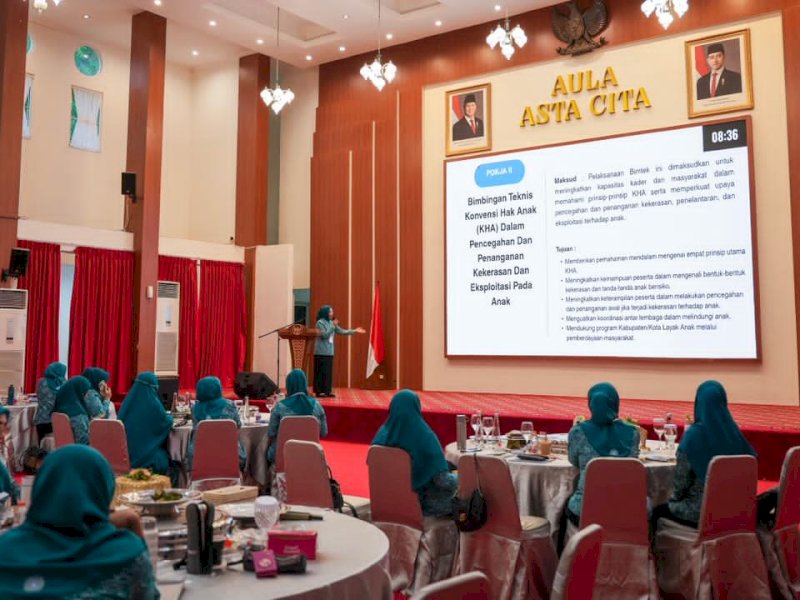 Ketua TP PKK Luwu Timur, dr. Ani Nurbani, memaparkan capaian program kerja selama satu semester terakhir, saat Evaluasi Semesteran bagi TP PKK kabupaten/kota se-Sulsel di Aula Asta Cita, Rumah Jabatan Gubernur Sulawesi Selatan, Senin (1/12/2025). @Jejakfakta/dok. IKP-Humas/Kominfo-SP