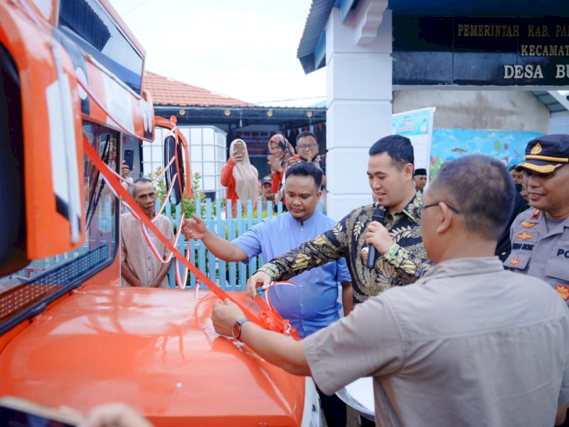 Bupati Pangkep, Muhammad Yusran Lalogau, resmikan mobil wisata mangrove di Desa Bulucindea, Jumat (19/12/2025). @jejakfaktacom/Humas Pemda Pangkep