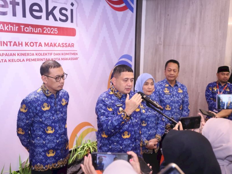 Wali Kota Makassar, Munafri Arifuddin bersama Wakil Wali Kota Makassar, Aliyah Mustika Ilham, memberikan keterangan pers usai pertemuan refleksi akhir tahun di Hotel Novotel Makassar Grand Shayla, Rabu (17/12/2025). 