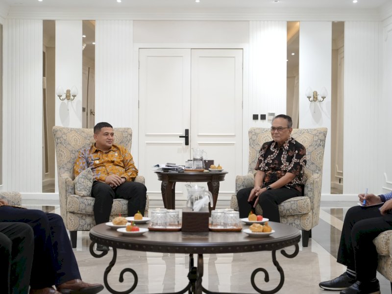 Wali Kota Makassar, Munafri Arifuddin, saat menerima Ketua Badan Pembina Yayasan Olahraga Sulawesi Selatan (YOSS), Andi Ilhamsyah Mattalatta, bersama jajaran pengurus dan keluarga besar YOSS, di Balai Kota Makassar, Jumat (19/12/2025). @Jejakfakta/dok. Humas Pemkot Makassar