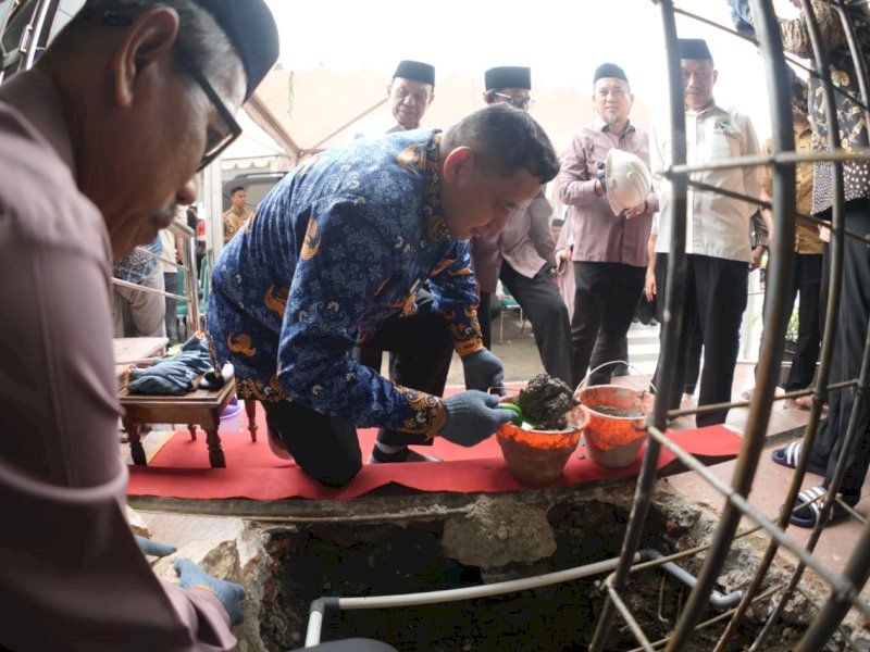Wali Kota Makassar, Munafri Arifuddin, melakukan peletakan batu pertama pembangunan Masjid Nurul Mu&rsquo;jizat di Kompleks Kejaksaan, Kecamatan Panakkukang, Jumat (19/12/2025). @Jejakfakta/dok. Humas Pemkot Makassar