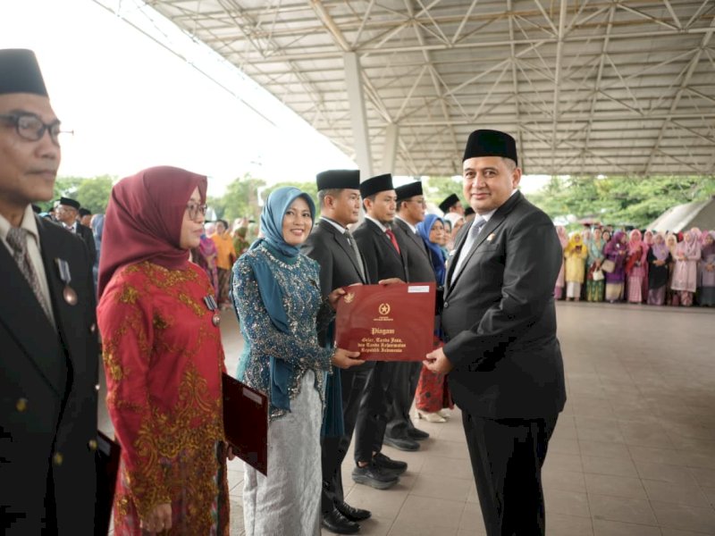 Sebanyak 830 Pegawai Negeri Sipil (PNS) menerima tanda kehormatan yang merupakan penghargaan dari Presiden Republik Indonesia, yang diberikan langsung oleh Wali Kota Makassar, Munafri Arifuddin, di Tribun Lapangan Karebosi, Jumat (19/12/2025). @Jejakfakta/dok. Humas Pemkot Makassar